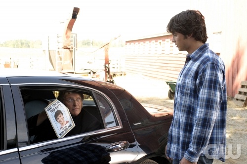 TheCW Staffel1-7Pics_28.jpg - SMALLVILLE"Phoenix" (Episode #302)Image #SM302-1007Pictured (left to right): Rutger Hauer as Morgan Edge, Tom Welling as Clark KentPhoto Credit: © The WB/David Gray